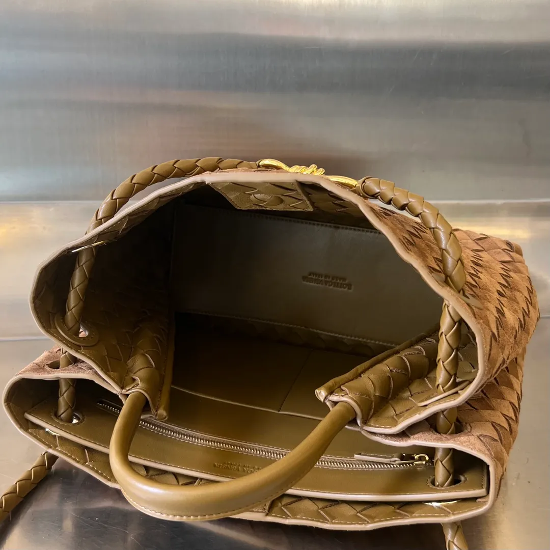 Batch 2360 #Bottega Veneta Yangjin Andiamo handbag, many stars have the same style 🎈 743572 Classic full-body leather weaving with golden knot buckle, stable and chic enough [Proud] The whole body is made of Nappa sheep leather, comfortable, soft and dynamic. The sliding metal knot buckle can adjust the shoulder strap, single shoulder/handbag/crossbody, multiple carrying methods, large bag capacity Suitable for commuting/daily use/traveling. This bag is divided into small/medium/large sizes. There is always one that suits you. Then take me with you🎀🎀 Size: 32.5x24x12 p3040